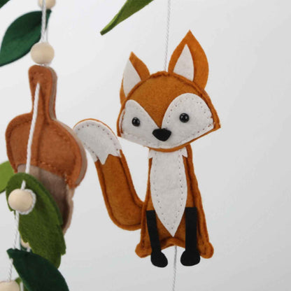 mobile bebe avec le renard en feutrine
