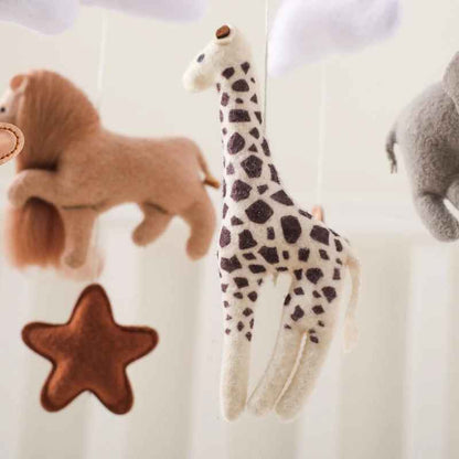 mobile bebe montrant en gros plan la peluche girafe
