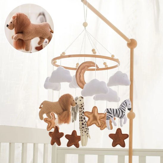 mobile bebe montrant l'ensemble des suspensions avec une petite image ronde montrant le lion