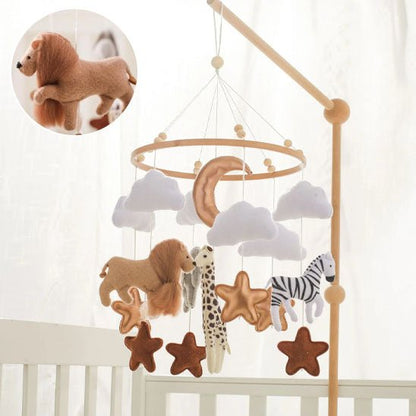 mobile bebe montrant l'ensemble des suspensions avec une petite image ronde montrant le lion