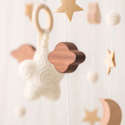 mobile bebe montrant les différents petit accessoires suspendu