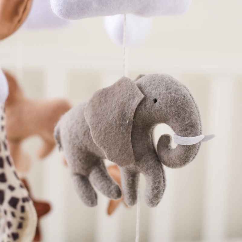 mobile bebe montrant un éléphant parmi tout les animaux suspendu