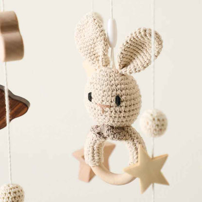 mobile bebe petit lapin beige en crochet suspendu au milieu du cercle sujet principale