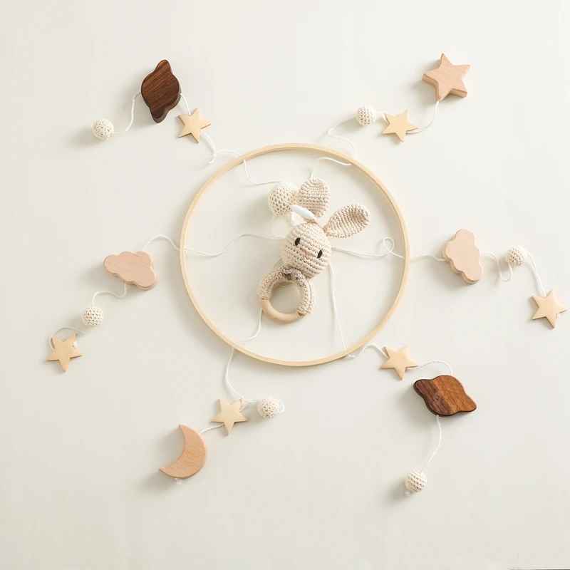 mobile bebe poser sur une surface plate pour voir tout les accessoires et la forme proposer