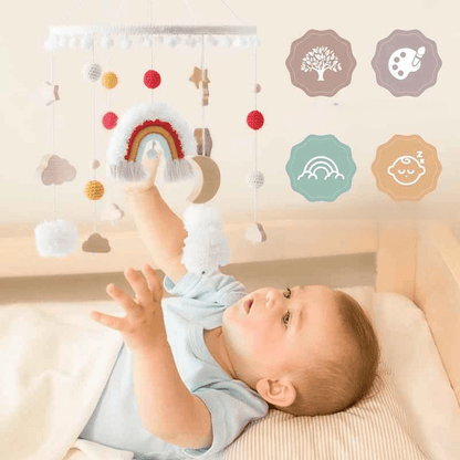 mobile bebe pour lit petit garçon qui lève les mains pour attraper les sujets au dessus de sa tête