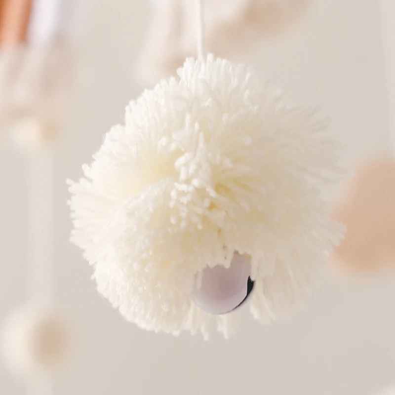 mobile bebe pour lit pompons blanc en laine