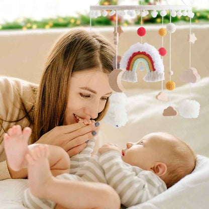 mobile bebe pour lit maman avec son bebe qui partage un moment complice les figurines suspendu au dessus de leurs tête