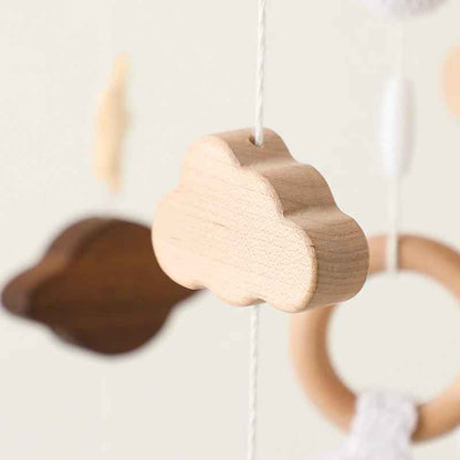 mobile bebe qui montre le nuage suspendu en bois naturelle sur une corde