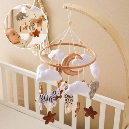 mobile bebe suspendu au dessus du lit avec un enfant essayant de prendre les figurines