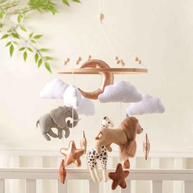mobile bebe vue sur l'ensemble du jouet avec tout les détails suspendu