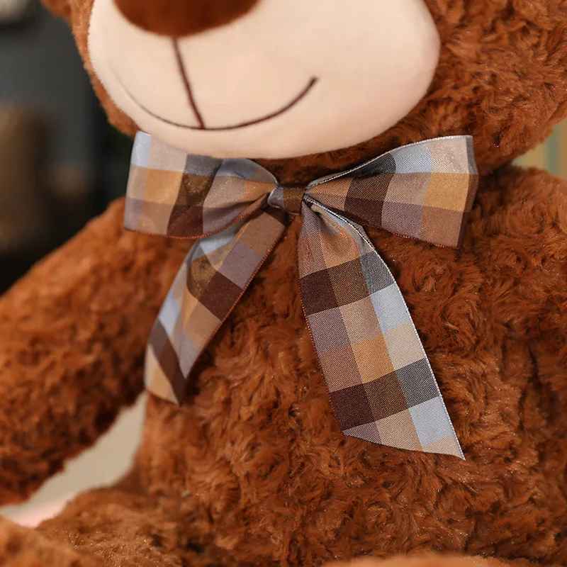 peluche doudou avec en gros plan sur le nœud de papillon