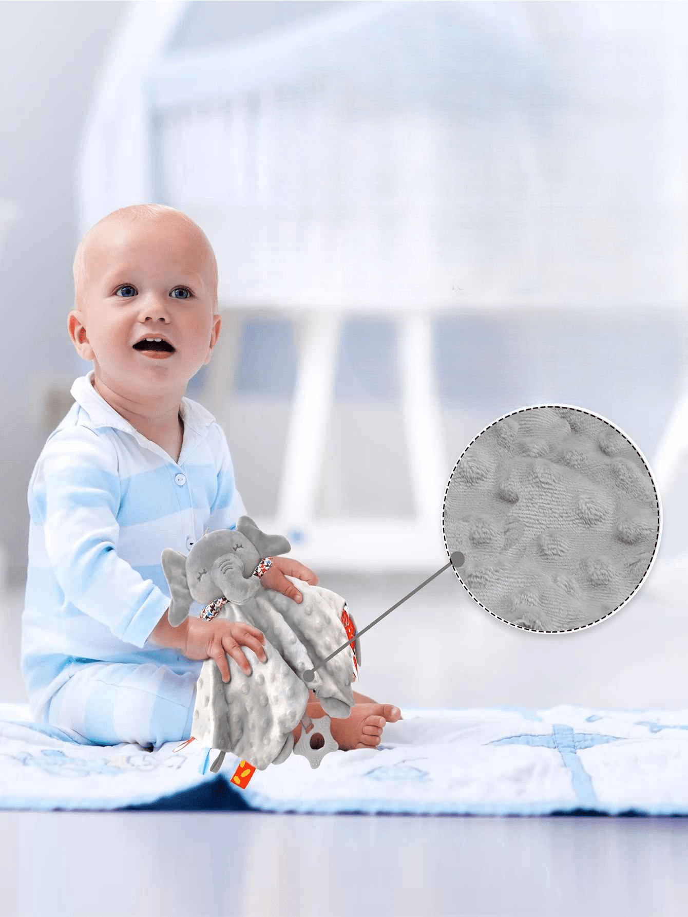 petit garçon qui es assis dans sa chambre avec le doudou éléphant dans les mains avec une petite bulle image qui montre le tissu minky