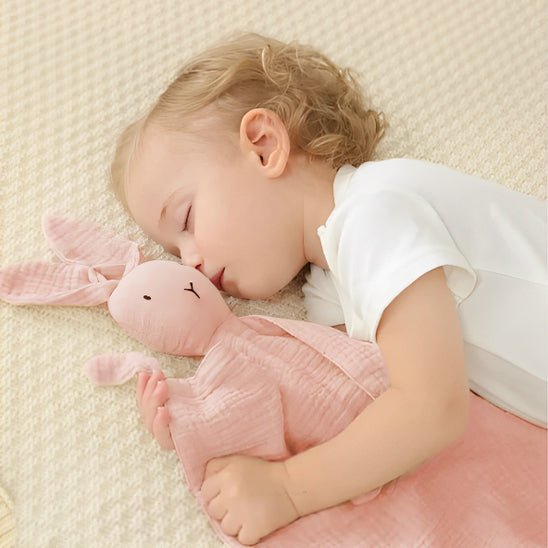 petite fille endormi profondement avec son doudou lapin rose entre les mains elle est apaiser et rassurer