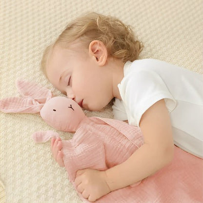 petite fille endormi profondement avec son doudou lapin rose entre les mains elle est apaiser et rassurer