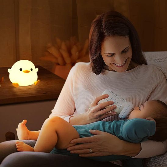 veilleuse bebe canard eclairage tamiser maman qui donne le biberon a son bebe