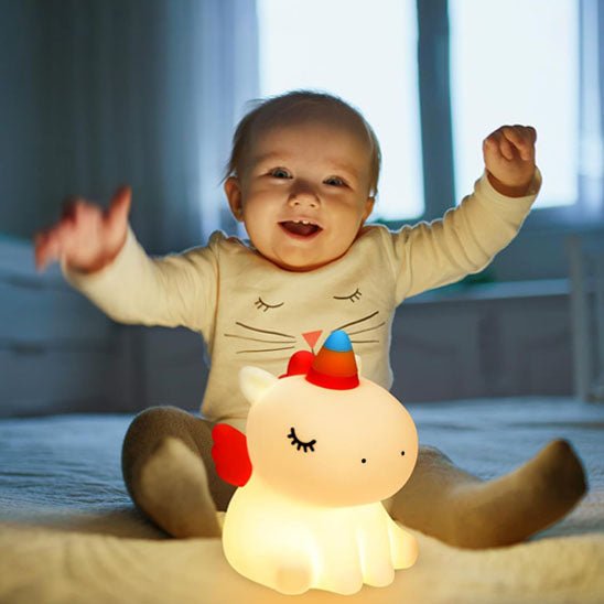 veilleuse bebe avec un enfant qui monte les mains au ciel bebe joyeux grand sourire