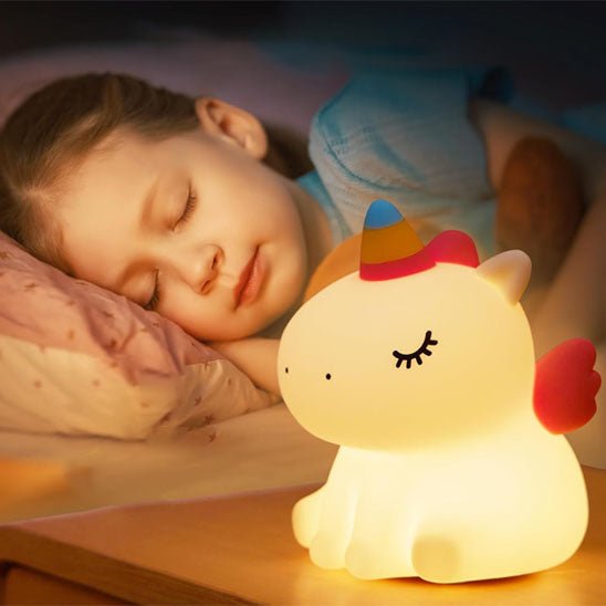 veilleuse bebe avec une petite fille qui dort image en gros plan
