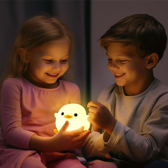 veilleuse bebe deux enfants qui tiennent le canard dnas leurs mains 