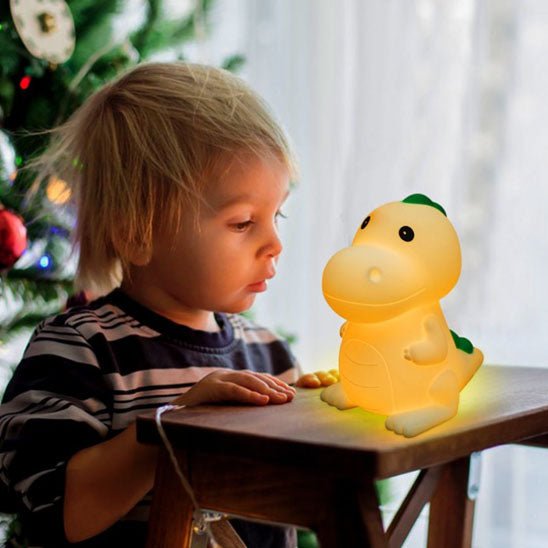 veilleuse bebe dino enfant qui regarde son ami lmineux