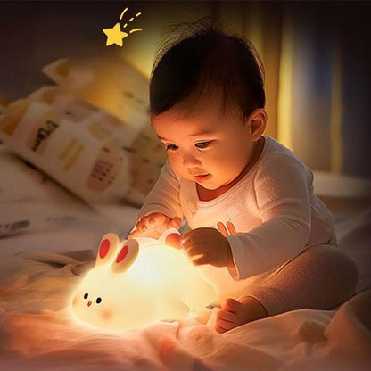 veilleuse bebe enfant emerveiller avec le lapin dans les mains