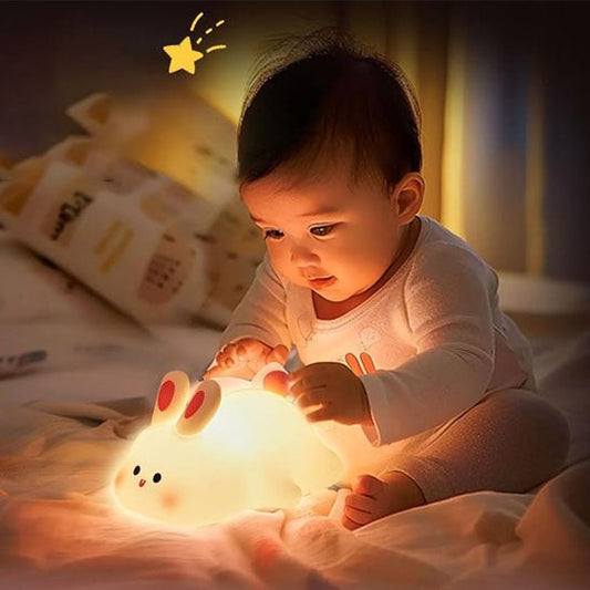veilleuse bebe enfant emerveiller avec le lapin dans les mains