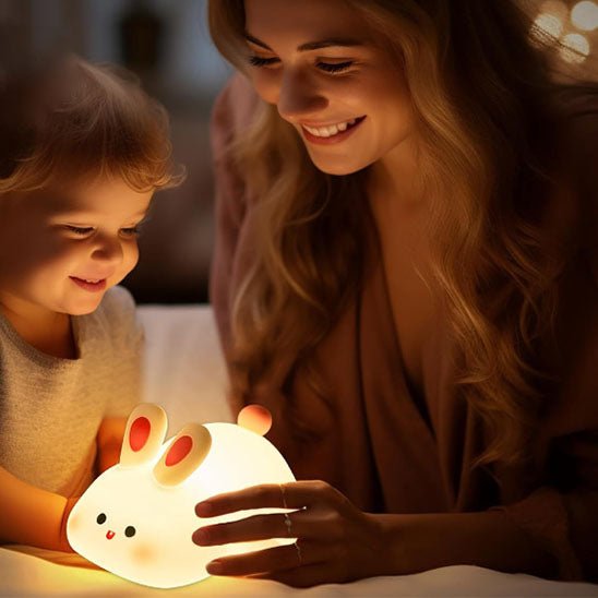 veilleuse bebe enfant et maman qui tiens le lapin dans les mains pour allumer la lumiere