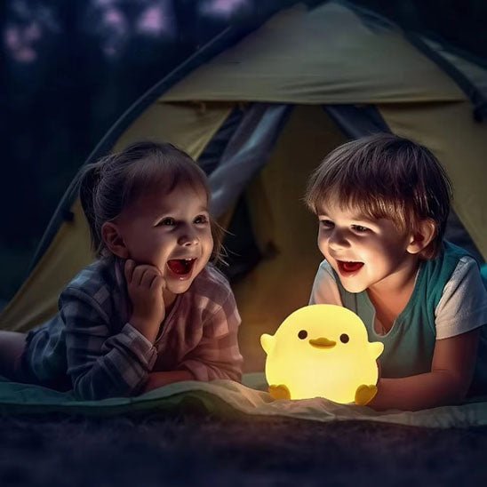 veilleuse bebe enfnants souriant qui joue avec le canard lumineux