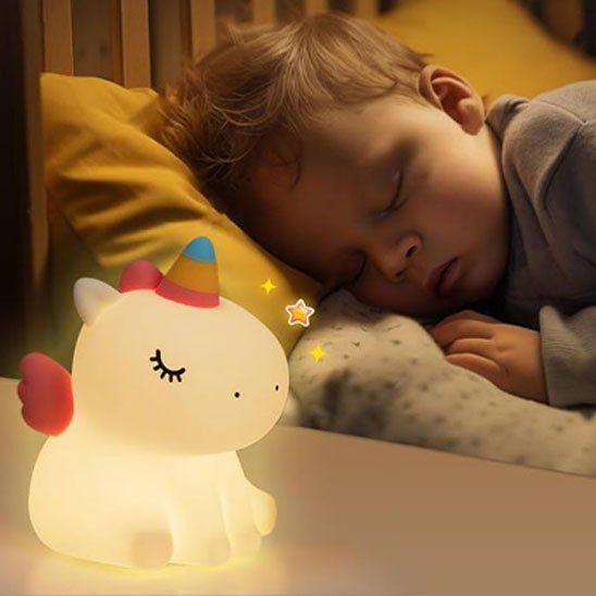 veilleuse bebe licorne a cote du lit pour rassurer enfant qui dort dans son lit