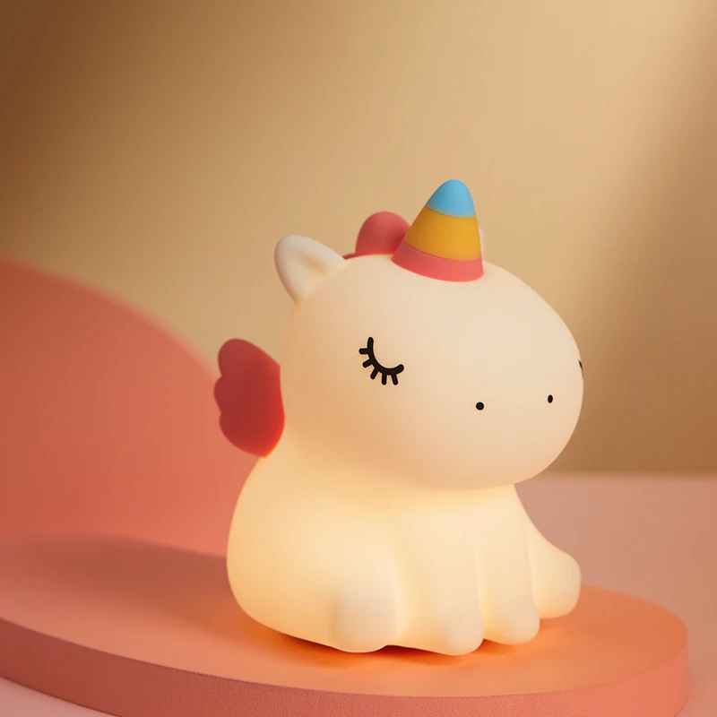 veilleuse bebe licorne expos sur une tablette rose