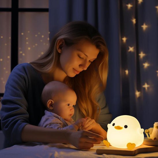veilleuse bebe maman et son bebe qui regarde le canard avant de dormir moment calin