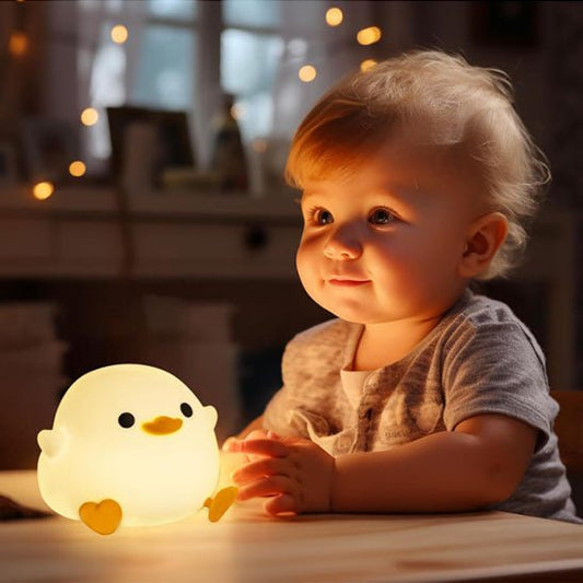 veilleuse bebe petite fille avec son ami le canard le soir avant de dormir 