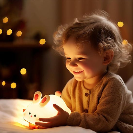 veilleuse bebe petite fille souriante avec son lapin eclairer