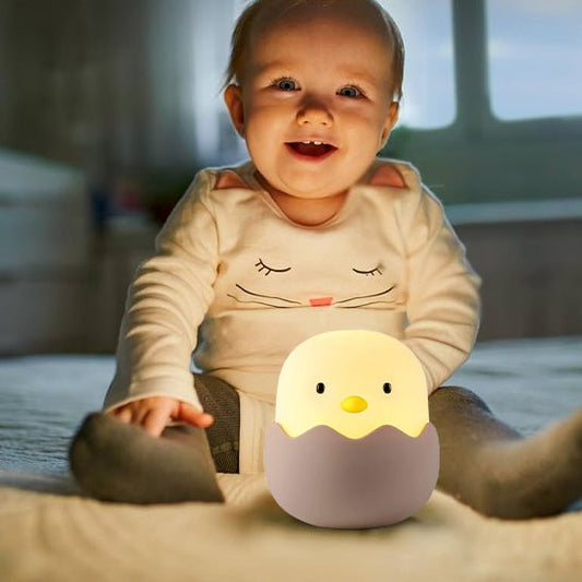 veilleuse bebe petite fille souriante avec son petit poussin dans sa coquille ambiance chaleureuse