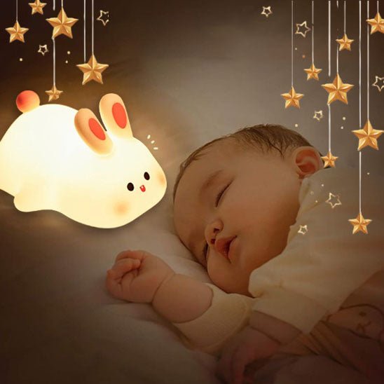 veilleuse bebe qui dort avec le lapin allumer et des etoile decoration dans son lit