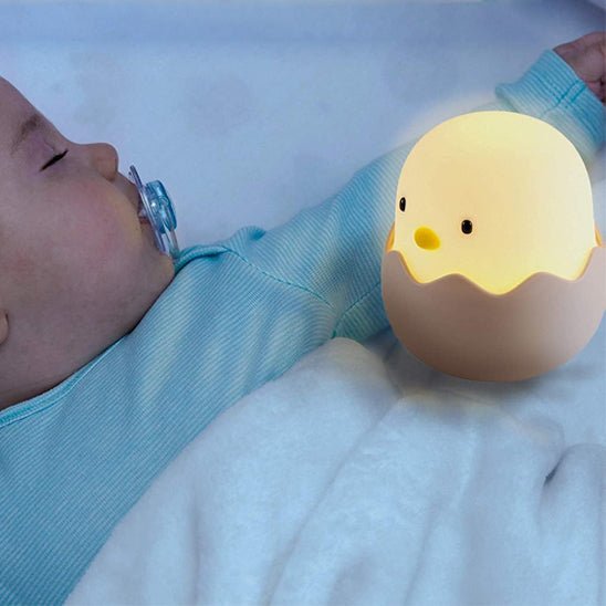 veilleuse bebe qui dort paisiblement avec son poussin lumiere douce