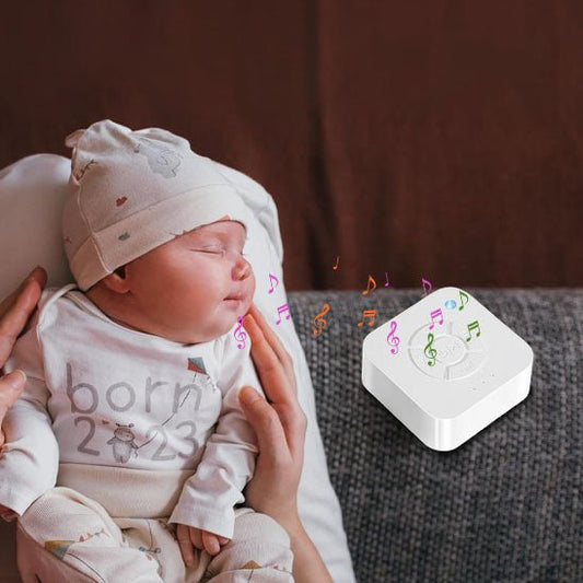 veilleuse bruit blanc avec un nourrisson qui es sur les jambe de sa maman qui ecoute les sons apaisant de sa boite a musique avec le sourire