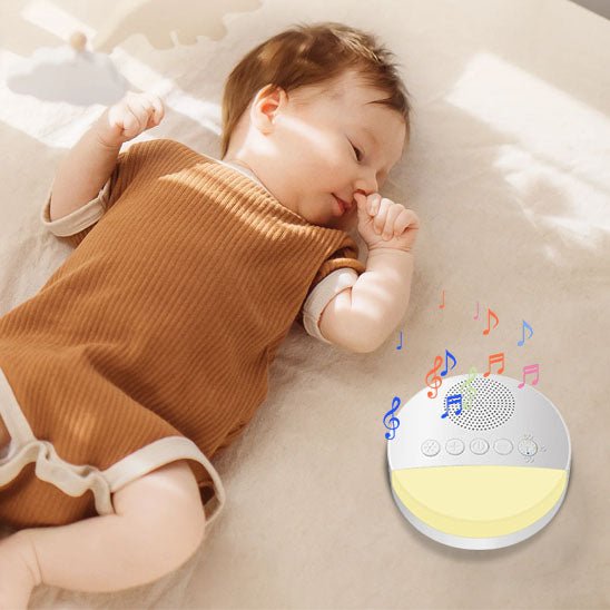 veilleuse bruit blanc bebe endormi dans le lit qui écoute le sons des vagues les mains en l'air