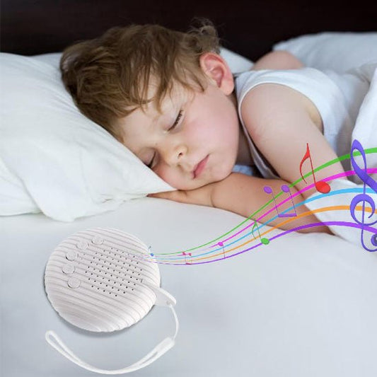 veilleuse bruit blanc enfant qui dort profondement avec le boitier sonore pour le rassurer dans le lit