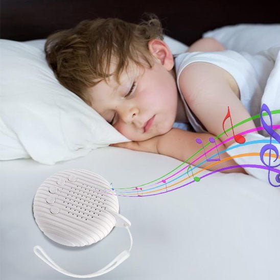 veilleuse bruit blanc enfant qui dort profondément avec le boitier sonore pour le rassurer dans le lit