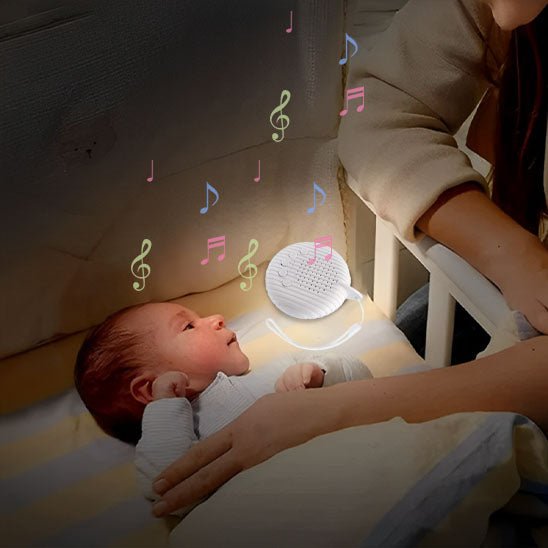 veilleuse bruit blanc nouveau née dans son lit avec la main de sa maman pour le rassurer et une mélodie douce et lumière tamiser