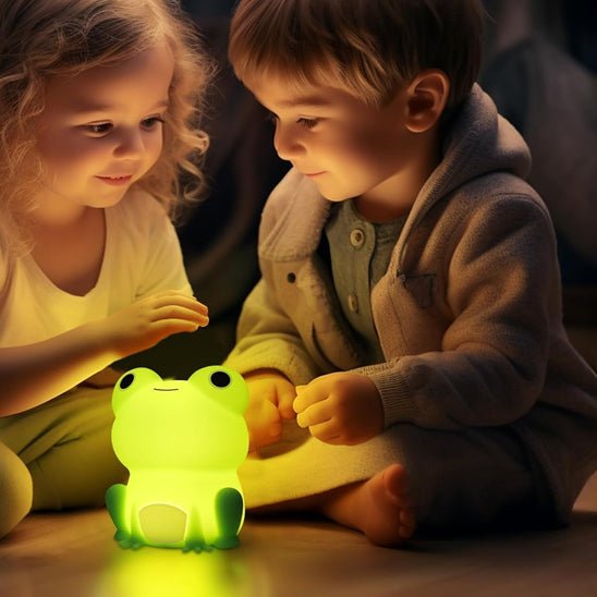 veilleuse grenouille deux enfants qui regarde la lumiere