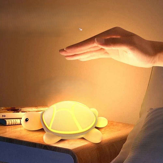 veilleuse poser sur la table de la chambre avec une main  qui va tapoter dessus pour changer ou eteindre la lumiere