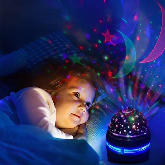 veilleuse projection petite fille qui regarde les forme et les lumière en 360 avant de dormir elle est rassurer