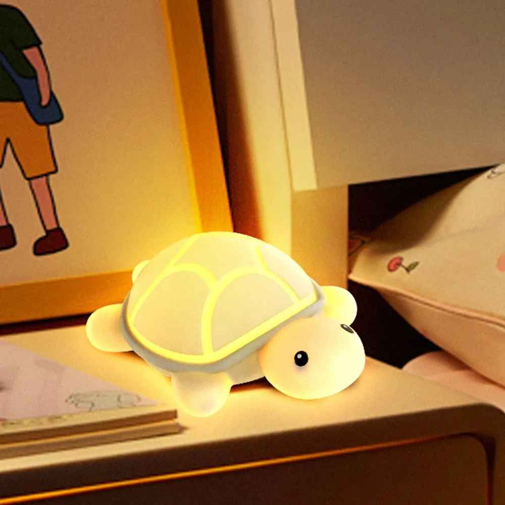 veilleuse tortue allumer poser sur la table de chevet