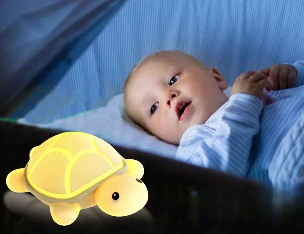 veilleuse tortue avec un bebe qui la regarde avant de dormir enfant rassurer grace a la lumiere